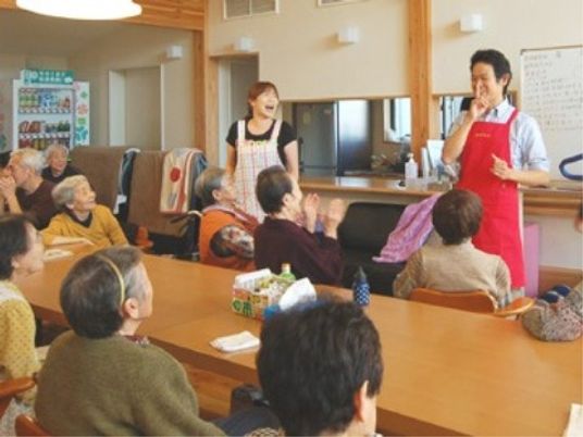 活気ある居室で働くスタッフ