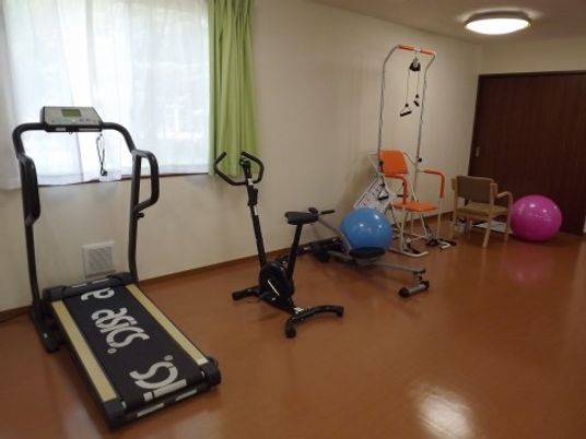 スタッフが働くトレーニング室