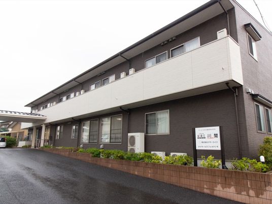 外壁が明るい建物外観