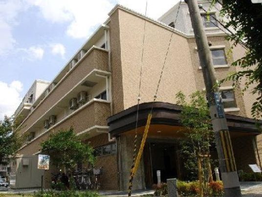 多階建ての建物エントランス