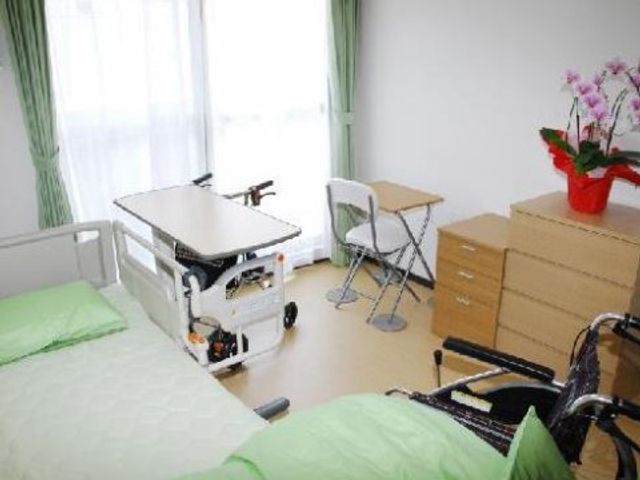 快適な居室の一角 居室 窓際の明るい居室です。車椅子を置くスペースも考慮され、快適な日常生活をサポートする工夫がされています。