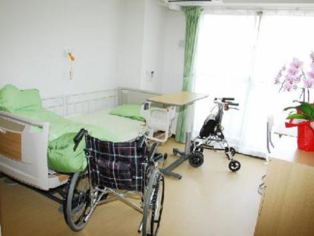 明るい個室の居室 居室 車椅子に対応した広々とした室内です。日当たりのよい窓辺には、観葉植物が置かれ心地よい環境が整っています。