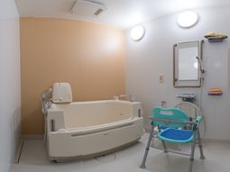 清潔なバリアフリー浴室