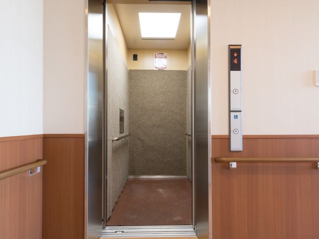 バリアフリー設計のエレベーター エレベーター ゆとりのあるスペースのエレベーターは、バリアフリーで使いやすく設計されており、どなたでも安心して移動できます。