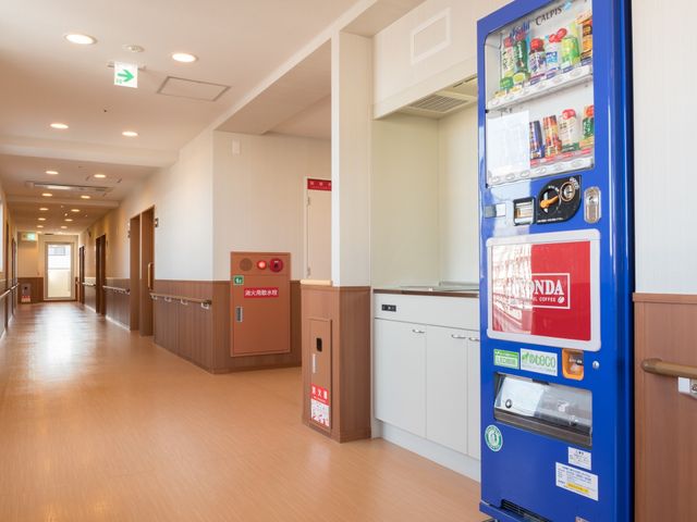 明るい廊下と自動販売機 廊下 清潔感にあふれた廊下は、居心地の良い環境です。自動販売機も設置され、休息時のひとときを豊かにします。