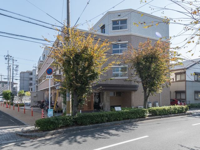 清潔感のある建物外観 外観 周囲に緑が多く、落ち着いた雰囲気の建物です。明るい将来をお考えの方に、穏やかな職場環境を提供します。