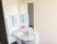 サムネイル 施設の写真 居室内の洗面台の様子。大きな鏡やタオルハンガーが付いており、身支度や整容の際に便利に使うことができる。
