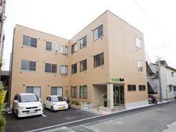 ベージュの建物外観