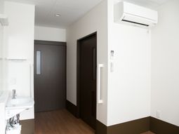 洗面台とエアコンのある部屋