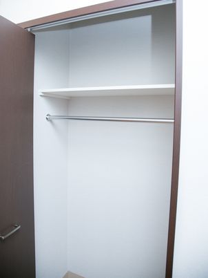シンプルな洋室のクローゼット