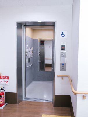 バリアフリー設計のエレベーター