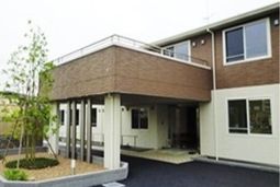 明るい建物の入り口