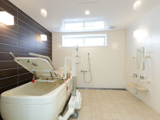 施設の写真 介護浴槽があり、自立が困難な場合でも入浴を楽しむことができる。浴室の天井は高く窓があることから、開放的な浴室である。