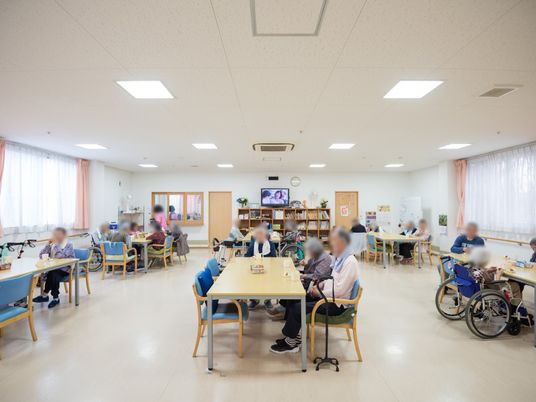 広々とした明るい食堂
