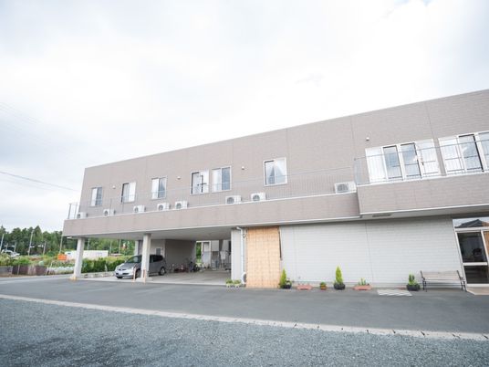 広々とした建物の外観