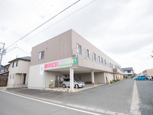 たたずまいのある建物正面