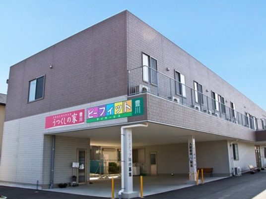 明るい外観の建物エントランス