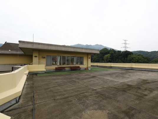山々を望む屋上空間