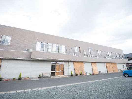 広々とした建物の外観