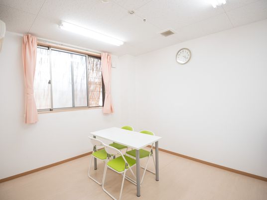 明るい洋室の一角
