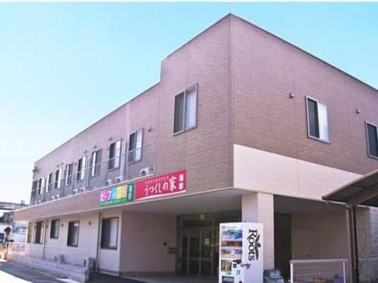 日中の明るい建物外観