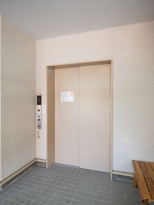 清潔なエレベーター前