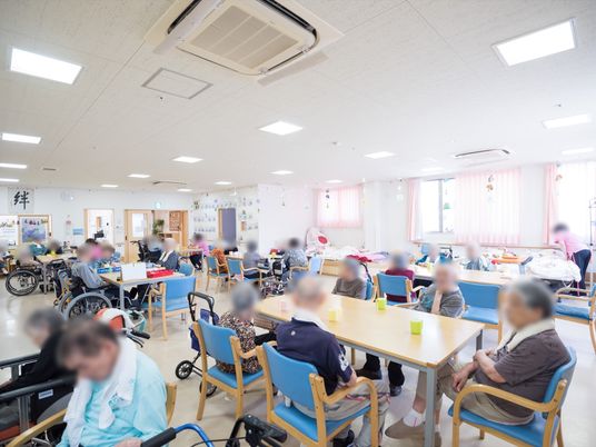 明るい居室の様子