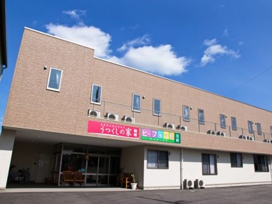 明るい日差しの外観