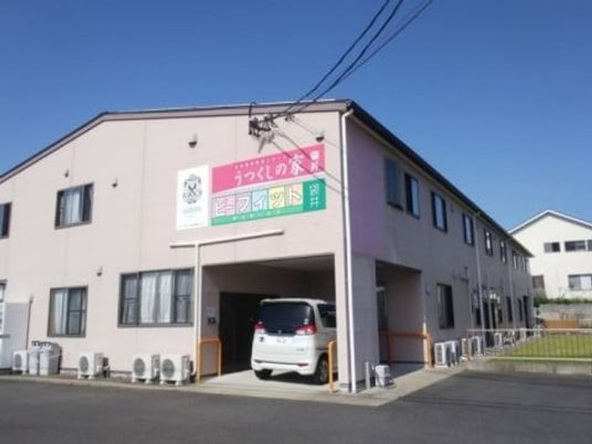 施設の外観と駐車場  