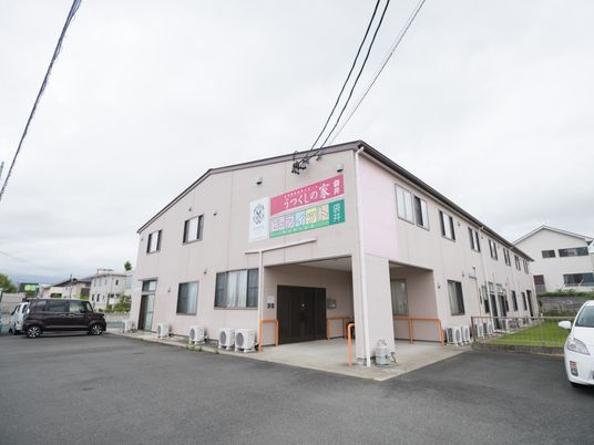 白い建物の外観