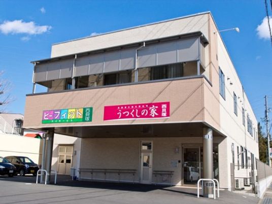 ピンクの看板の建物外観