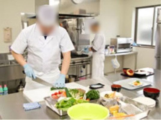 キッチンでの食事準備風景