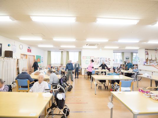 広々とした明るい食堂