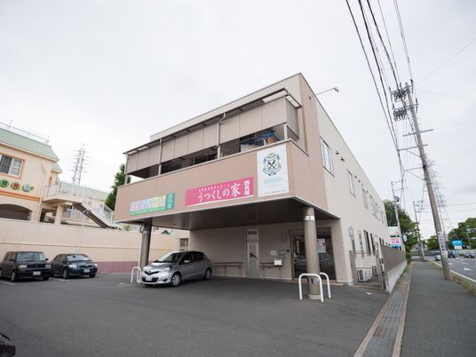 明るい施設の外観