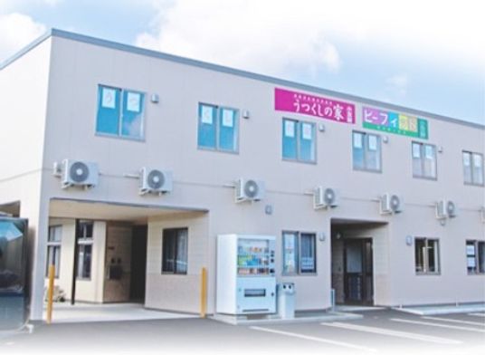 施設外観の明るい建物