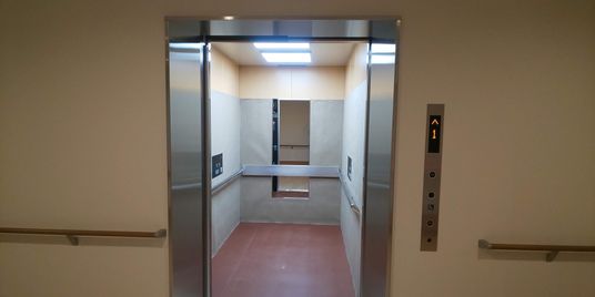広々とした空間のエレベーター