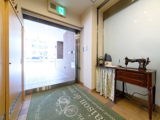 明るいエントランス通路