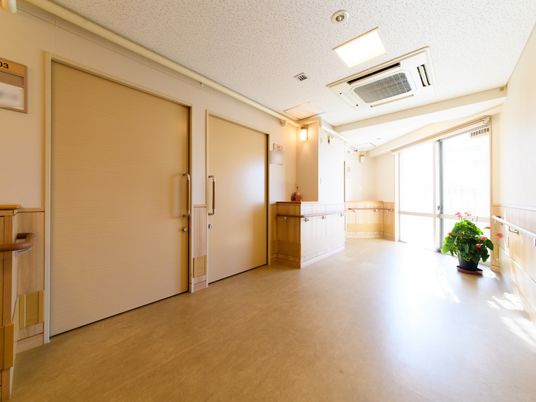 明るく広い廊下