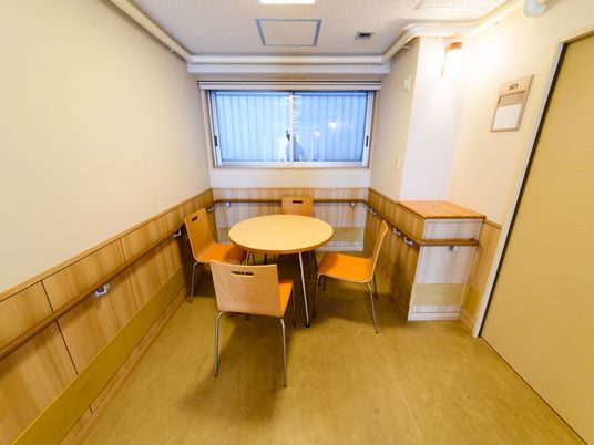 居室のコーナーテーブル