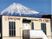 富士山を背景にした建物