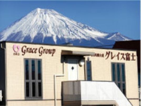 富士山を背景にした建物