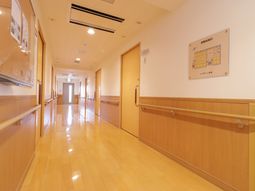 明るく清潔感のある廊下