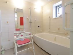 バリアフリーの浴室設備