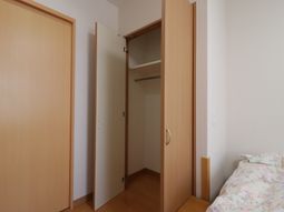 居室のクローゼットとベッド