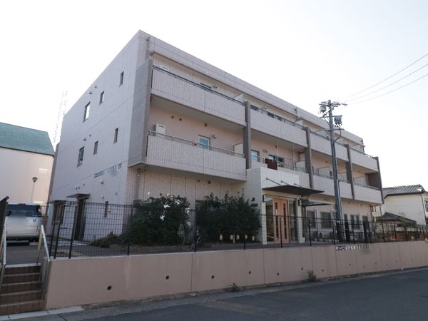 明るい外観の建物