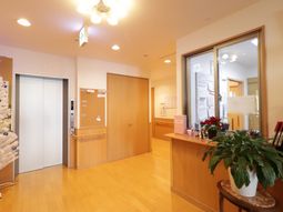 温かみのあるロビー風景