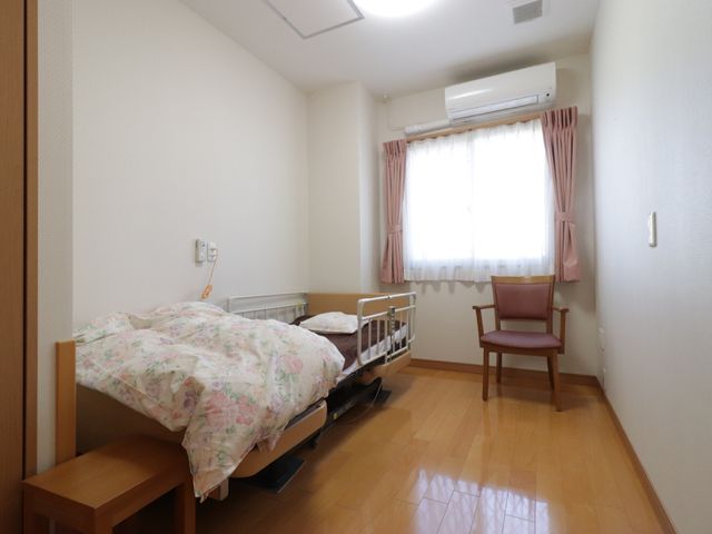 清潔な居室の様子 居室 ゆとりのある居室で、明るく穏やかな個人空間をお過ごしいただけます。安心のバリアフリー設計です。