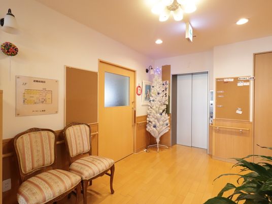 廊下のソファと掲示板