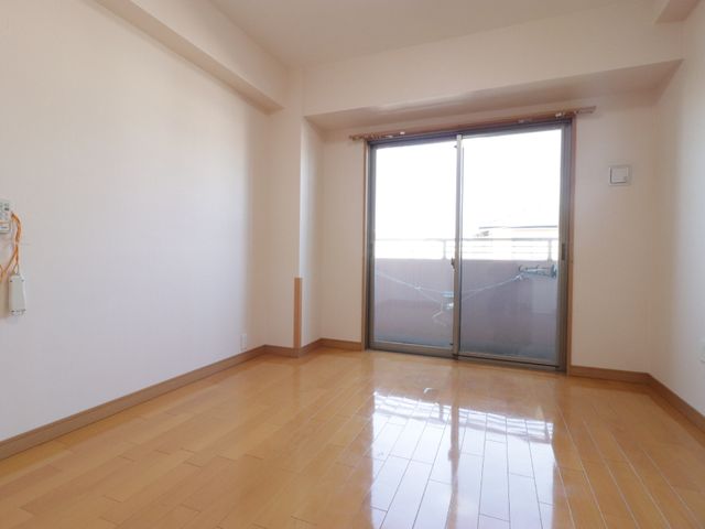 洋室の明るい空間 居室 広々とした居室で、清潔感のあふれる落ち着いた雰囲気です。ゆとりを持って過ごせる環境が整っています。
