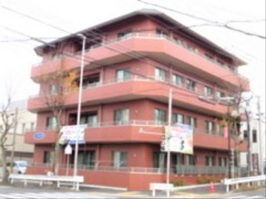 赤茶色の建物の外観